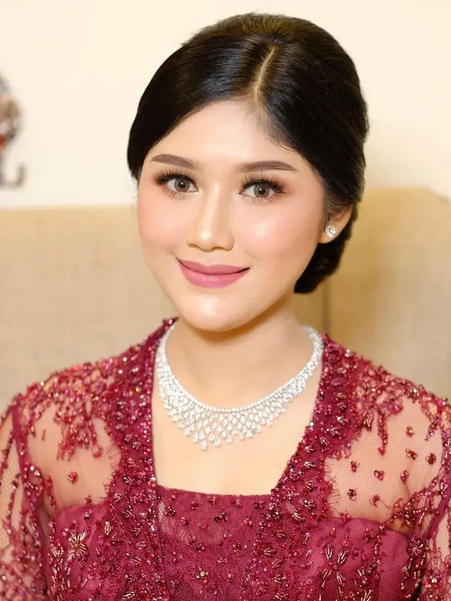 Gaya Erina Gudono mengenakan kebaya saat hamil. [@erinagudono]
