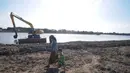 Disana terlihat ada 5 unit ekskavator yang sedang mengeruk sedimen lumpur di dasar waduk, Jakarta, Rabu (6/8/14). (Liputan6.com/Herman Zakharia) 