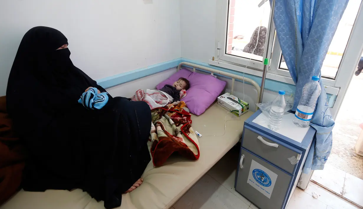 Seorang anak diduga terinfeksi kolera saat dirawat di sebuah rumah sakit di Sanaa, Yaman (15/5). Kolera adalah infeksi bakteri pada usus halus yang bisa menyebabkan diare parah dan dehidrasi serta dapat menyebabkan kematian. (AFP Photo/Mohammed Huwais)