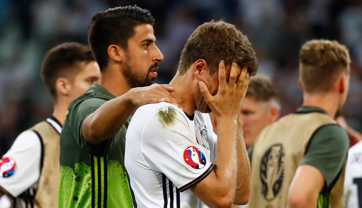 Thomas Muller dirangkul Sami Khedira usai Jerman dikalahkan Prancis 2-0 saat Semi Final Piala Eropa 2016 di Stade Velodrome, Marseille, Jumat (8/7). (REUTERS / Michael Dalder)