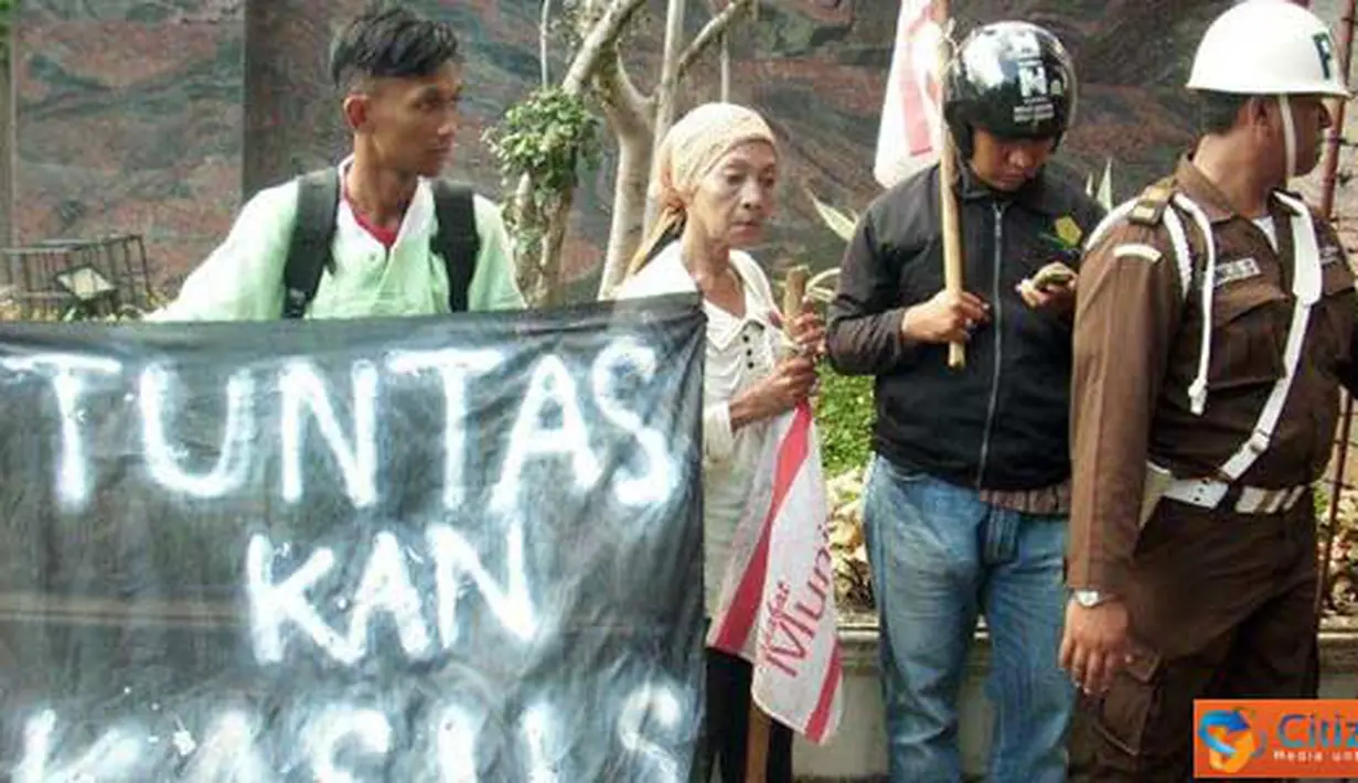 Citizen6, Jakarta: Sahabat Munir melakukan aksi teatrikal mengenai kasus pembunuhan Munir di depan Kejaksaan Agung. (Pengirim: Ozzy Mandeaz)