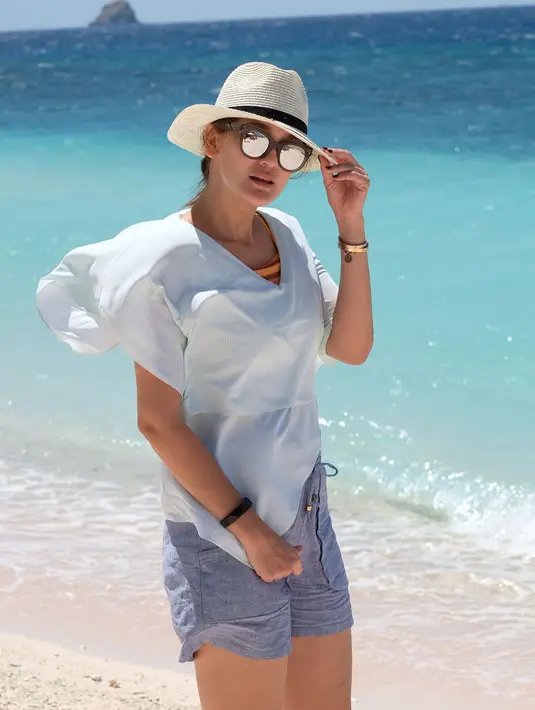 Lihat saja saat liburan di pantai, gaya Luna ini masih sangat elegan dan pastinya sangat memukau. Memakai short pants dengan atasan abu-abu, tak lupa topi lebar dengan kaca mata hitamnya. Kece badai pastinya. (Instagram/lunamaya)