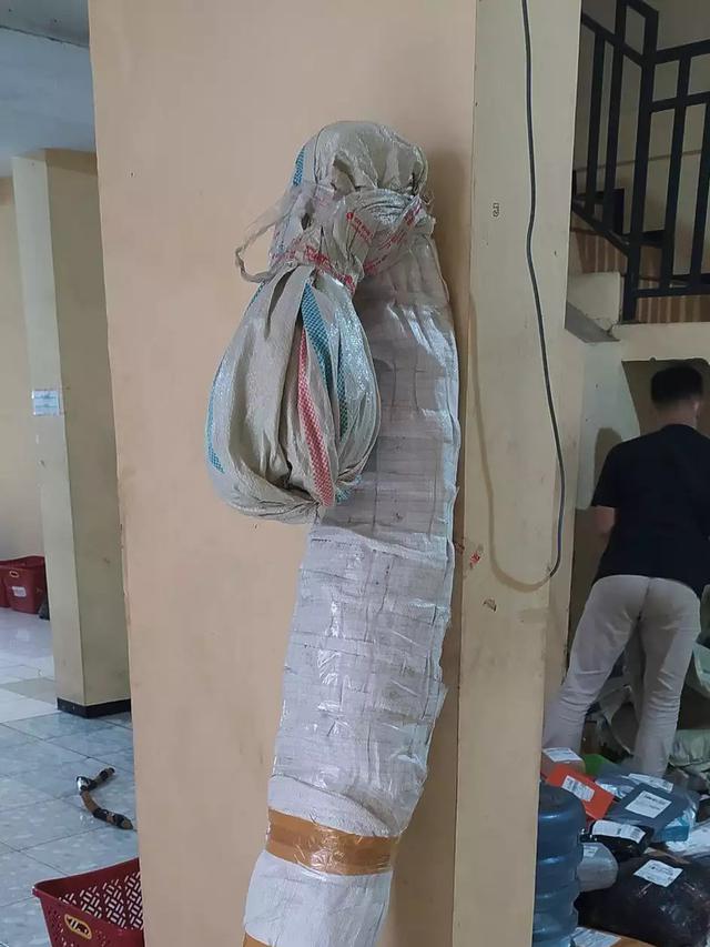 6 Potret Paket Barang Online Seperti Pocong Ini Nyeleneh, Sukses Bikin Kaget