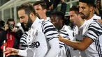 Para pemain Juventus merayakan gol yang dicetak Gonzalo Higuain ke gawang Crotone pada laga Liga Italia di Stadion Ezio Scida, Italia, Rabu (8/2/2017). Juventus menang 2-0 atas Crotone. (EPA/Albano Angilletta)