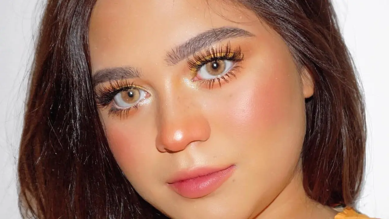Gaya Makeup ala Beauty Influencer Sarah Ayu yang Bikin Wajah Fresh