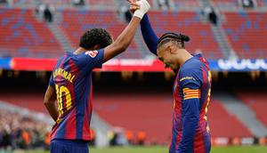 Lamine Yamal merayakan golnya ke gawang Villarreal bersama Raphinha, Sabtu (28/2/2026) (AP Photo/Joan Monfort)