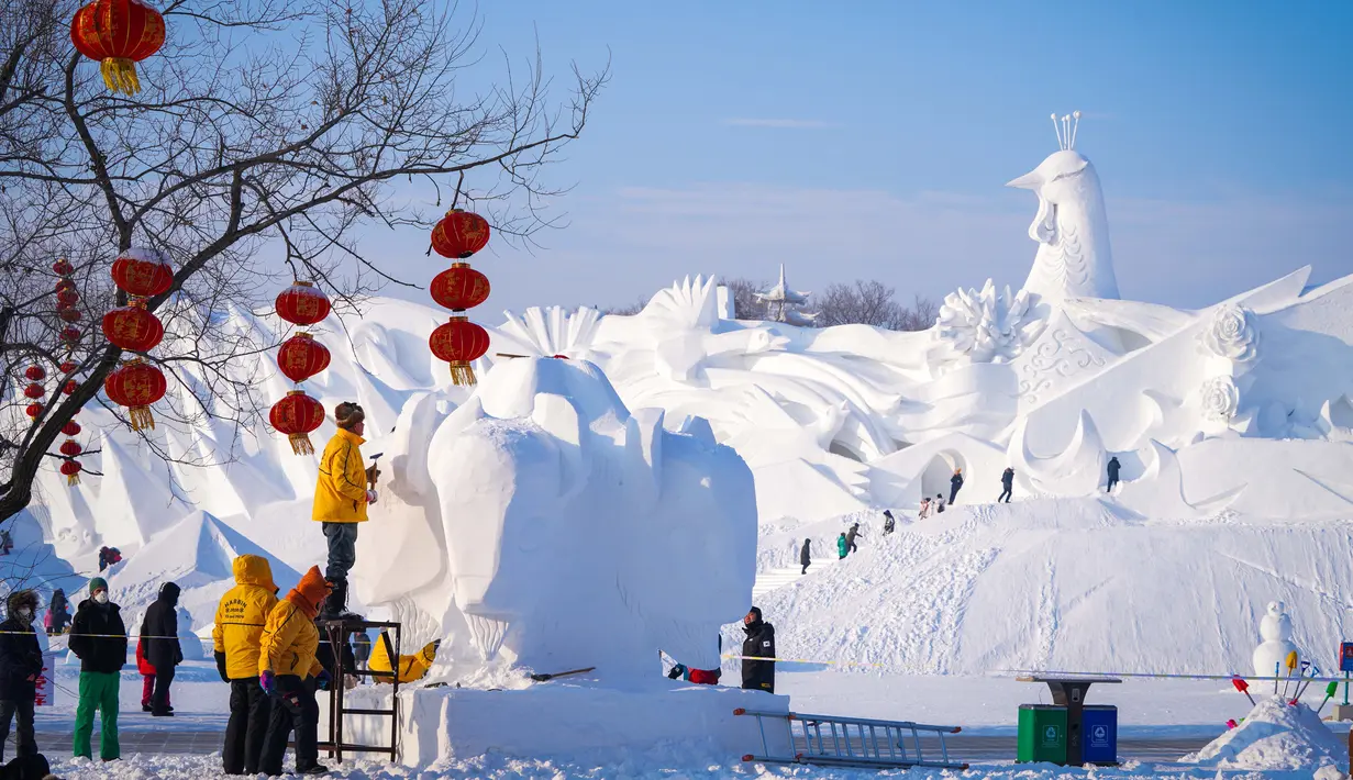 Kontestan mengerjakan pahatan salju dalam kompetisi pahatan salju Harbin ke-25 di taman Pameran Seni Pahatan Salju Internasional Pulau Matahari di Harbin, Provinsi Heilongjiang, China, 12 Januari 2020. Kontestan dari 10 negara dan kawasan berpartisipasi dalam kompetisi tersebut. (Xinhua/Wang Song)
