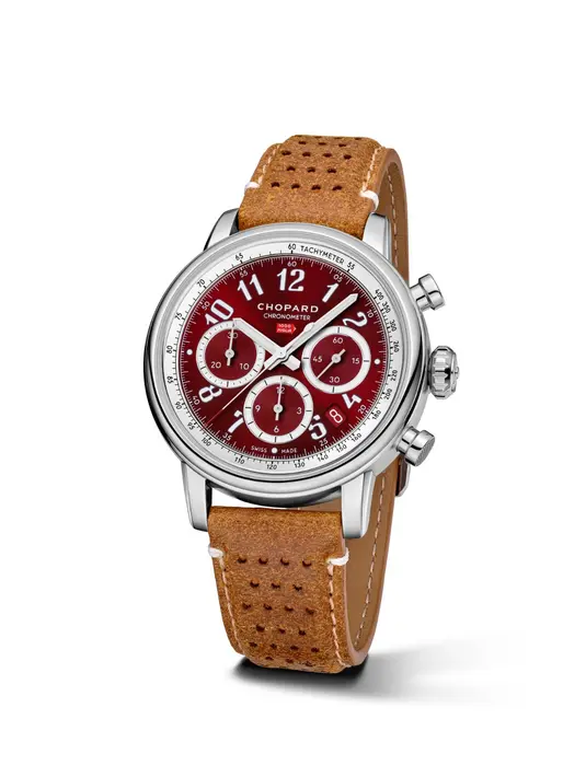 Untuk pria yang menyukai kesempurnaan teknis dengan sentuhan klasik, Mille Miglia Classic Chronograph adalah pilihan yang tepat. Jam tangan berdiameter 40.5 mm ini terbuat dari Lucent Steel™, dilengkapi dengan gerakan presisi bersertifikat, serta dial ‘Rosso Amarena’ yang terinspirasi dari desain otomotif klasik. Sentuhan glass box crystal menambah tampilan retro yang memikat.  [Dok/Chopard].