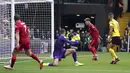 Liverpool unggul dua gol pada menit ke-37. Roberto Firmino berhasi memanfaatkan umpan tarik yag dilepaskan James Milner di depan gawang Watford. (PA via AP/Tess Derry)