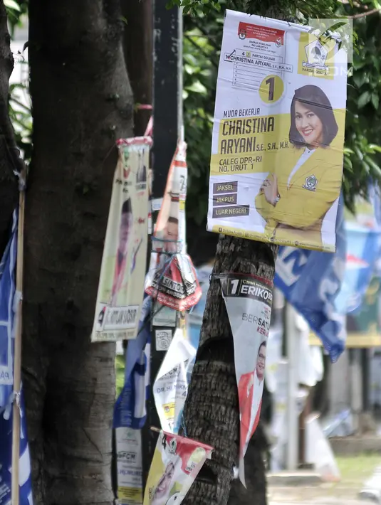 Sejumlah alat peraga kampanye (APK) calon anggota legislatif (caleg) memenuhi pepohonan yang berada di pinggir jalan, Jakarta, Rabu (20/3). Pemasangan APK tersebut melanggar aturan PKPU Nomor 23 Pasal 31 Tentang Bahan Kampanye. (merdeka.com/Iqbal Nugroho)