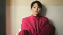 Kontras dengan warna hitam sebelumnya, kali ini, Song Jong Ki terlihat mengenakan setelan jas berwarna magenta, dengan turtleneck senada sebagai innerwear. Celana panjang yang dikenakannya memiliki detail slit di bagian ujung. Foto: Instagram.