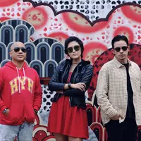 Bernuansa elektrik dan positif, Sun of Monday hadrikan kesegaran di single pertama.