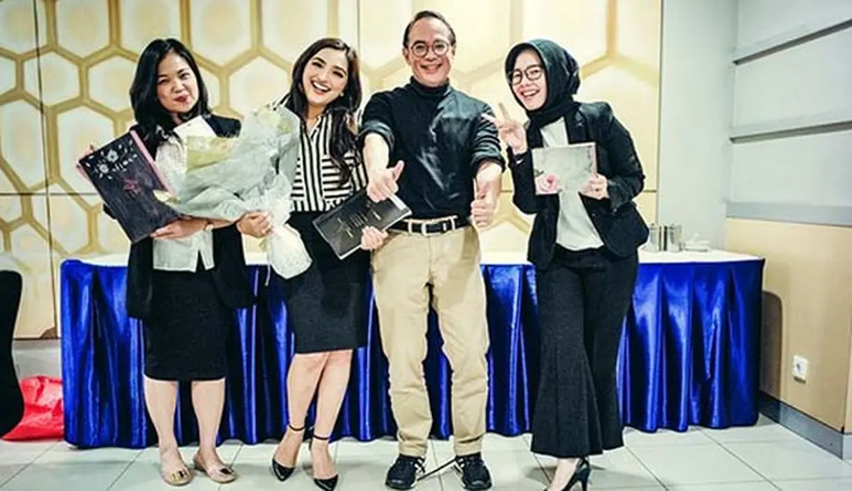 Rabu, 21 februari 2018, Ashanty mengunggah foto-foto bahagianya usai menjalani sidang disertasi S2nya. Ashanty menceritakan perjuangannya selama menyelesaikan pendidikannya itu. (Instagram/ashanty_ash)