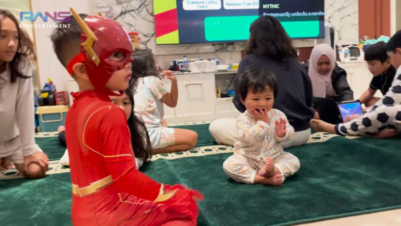 Serba-serbi Sahur Perdana Keluarga Besar Raffi Ahmad, Rayyanza Pakai Kostum The Flash & Rambut Baby Lily Gemas Banget