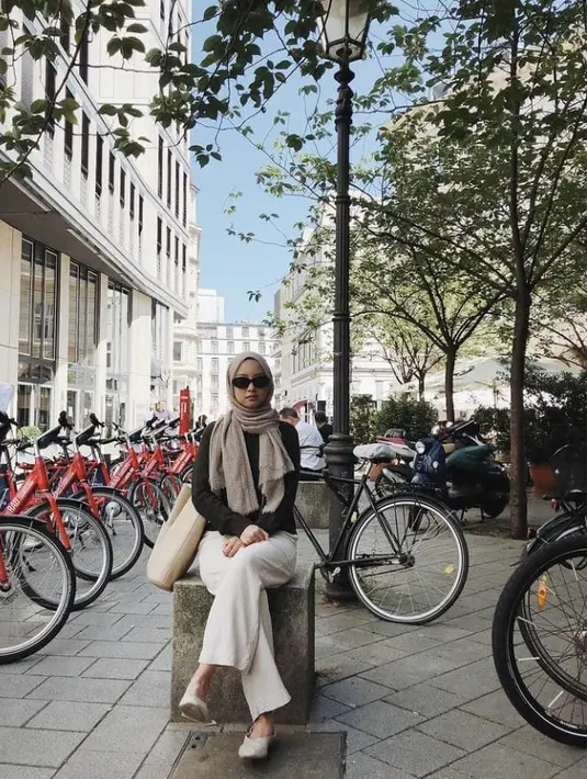 Cocok buat outfit ke kampus. Kamu bisa memadukan sweater dengan celana kulot. Selanjutnya, buat model hijab pashmina seperti Gita Savitri satu ini. (Instagram/gitasav).
