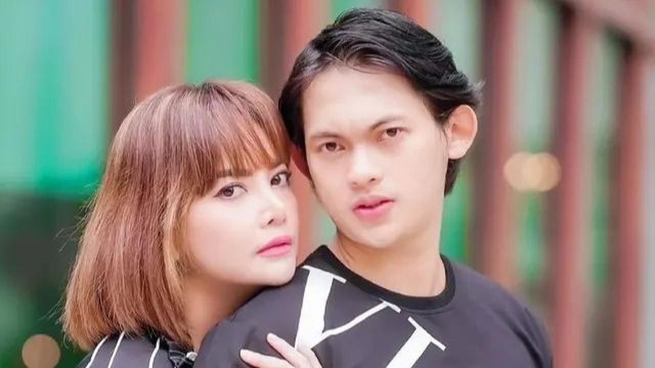 7.&nbsp;Irma Darmawangsa dan Irfan Sebastian