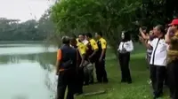 Tim Polda Metro Jaya dan Polres Depok melakukan olah TKP di Danau Kenanga, Universitas Indonesia, yang mrupakan lokasi jenazah Akseyna.   