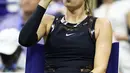Petenis Rusia Maria Sharapova beristirahat saat bertanding melawan Sofia Kenin dari AS saat pertandingan Tunggal Wanita Terbuka 2017 di ASTA Billie Jean King National Tennis Center di New York (1/9). Sharapova menang 7-5 6-2. (AFP Photo/Jewel Samad)