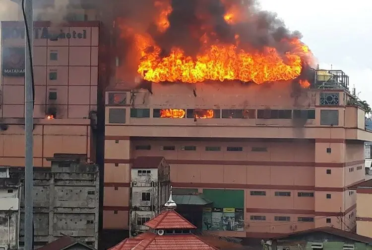 Hotel Novita yang terbakar berada di jantung Kota Jambi. (Dok. Istimewa/B Santoso)