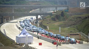 Suasana pada ruas tol fungsional Bogor-Sukabumi di Cigombong, Bogor (16/6). Mulai hari ini petugas kepolisian memberlakukan sistem buka tutup di Ciawi untuk mengurangi kemacetan pada ujung keluar tol di Cigombong. (Merdeka.com/Arie Basuki)