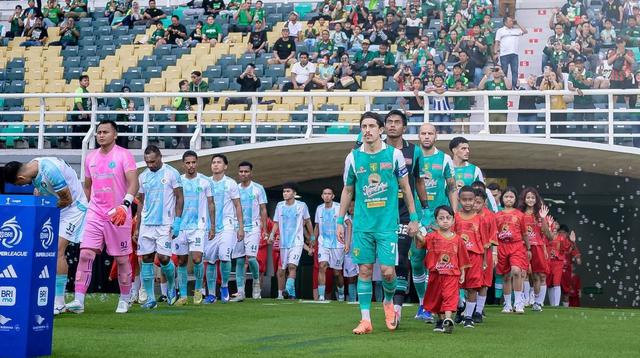 Para pemain dari Persebaya dan PSBS Biak keluar dari lorong jelang kick-off laga pekan ke-31 BRI Super League 2025/2026 di Stadion Gelora Bung Tomo, Surabaya, Jawa Timur, Sabtu (2/5/2026). (Dok. Persebaya)