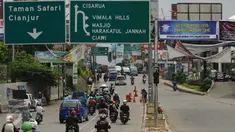 Sejumlah pengendara melintas di Jalan Raya Ciawi menuju Puncak Bogor, Kamis (31/12/2015). Diperkirakan arus lalu lintas mengalami kepadatan pada sore hingga malam hari terkait perayaan malam pergantian tahun baru 2016. (Liputan6.com/Helmi Fithriansyah)