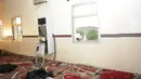 Petugas militer Arab Saudi berjaga diluar masjid usai terjadinya bom bunuh diri di Abha, Kamis (6/8/2015). Bom meledak disaat sejumlah umat Islam sedang khusyuk berdoa dan beribadah. (REUTERS/Saudi Press Agency/Handout)