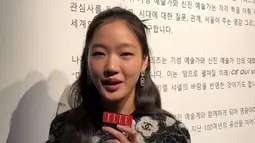 Kim Go Eun mengenakan sweater yang dipadukan dengan rok latex selutut serta boots berwarna hitam. Dia sempat melakukan sesi interview dengan media Elle Korea. (Foto: Instagram/ @ellekorea)