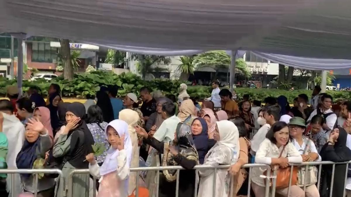 Warga Antusias Antre Sejak Pagi Demi Bertemu Prabowo dan Dapat Sembako di Istana