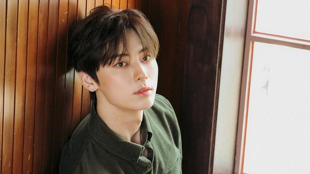 Pesona Hwang Minhyun yang Bikin Gagal Fokus