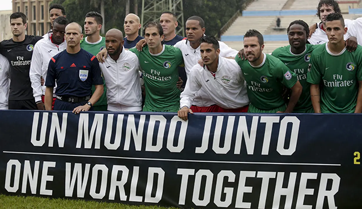 Para pemain timnas Kuba dan New York Cosmos coba menjalankan misi damai lewat sepak bola. (Reuters/Endrique de la Osa)