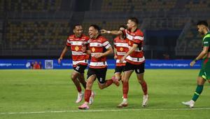 Madura United dalam pertandingan melawan Persebaya Surabaya di Stadion GBT, Surabaya, 17 April 2026. (Dok. ileague.id)