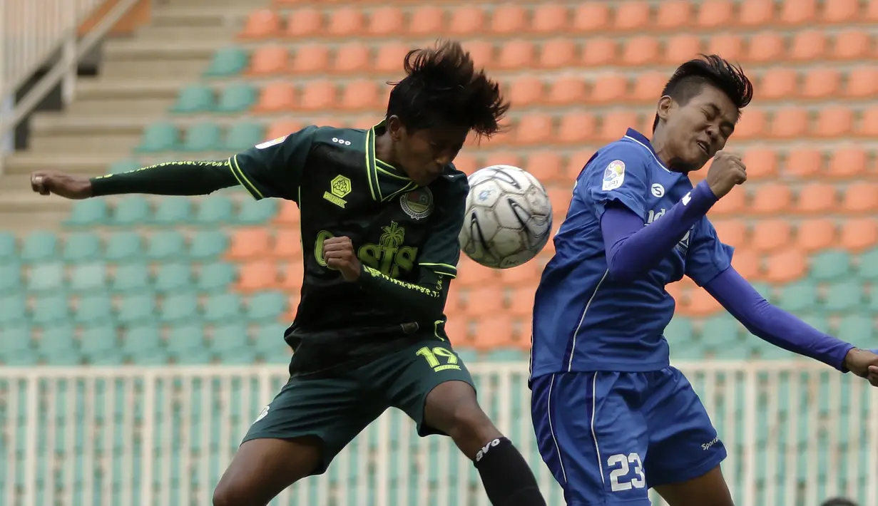 Gelandang Tira Persikabo Putri, Baiq Amiatun, berebut bola atas dengan bek Persib Bandung Putri, Vivi Oktavia, pada laga Liga 1 Putri 2019 di Stadion Pakansari, Bogor, Kamis (31/10). Persikabo putri bermain imbang 1-1 atas Persib Putri. (Bola.com/Yoppy Renato)