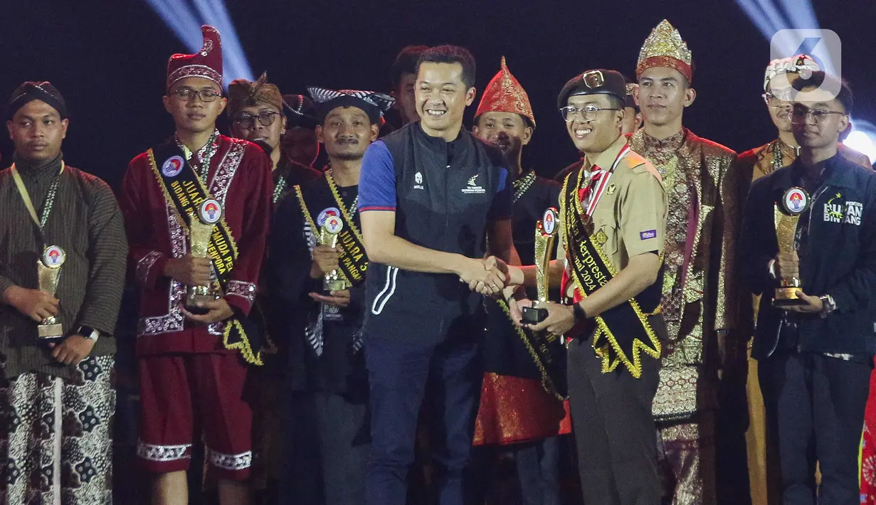 Kemenpora juga memberikan penghargaan kepada pemuda-pemudi nasional berprestasi. (Liputan6.com/Herman Zakharia)