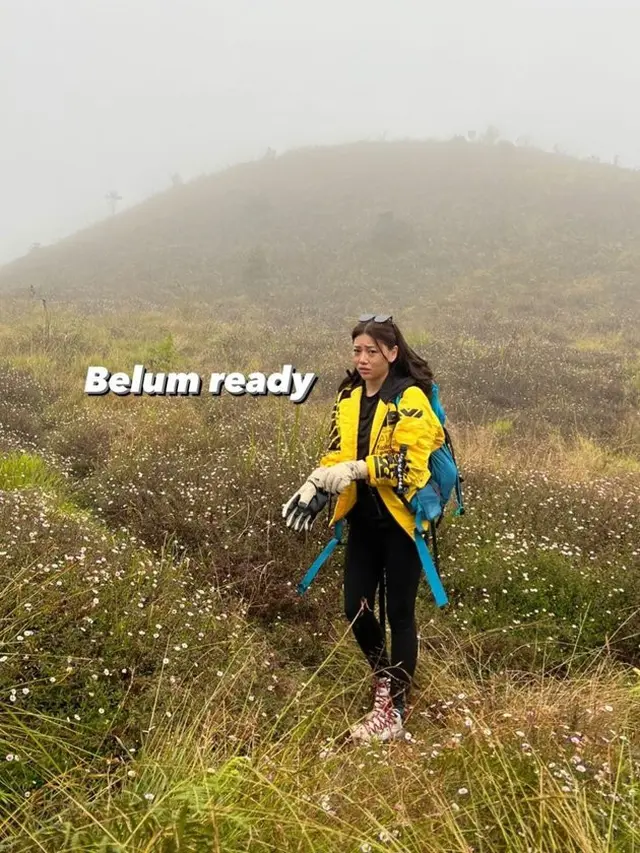 Bersama DJ Yasmine, Ini 7 Potret Seru Wendy Walters Mendaki Gunung Prau