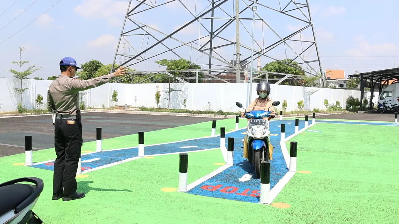Ujian praktik SIM di Polres Tuban. (Adirin/Liputan6.com)