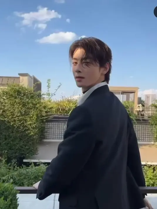 <p>Kalimat "Chaumet Prince Cha Eun Woo" pun didengungkan oleh para netizen yang mengagumi bintang serial True Beauty itu. (Foto: Instagram/ eunwo.o_c)</p>