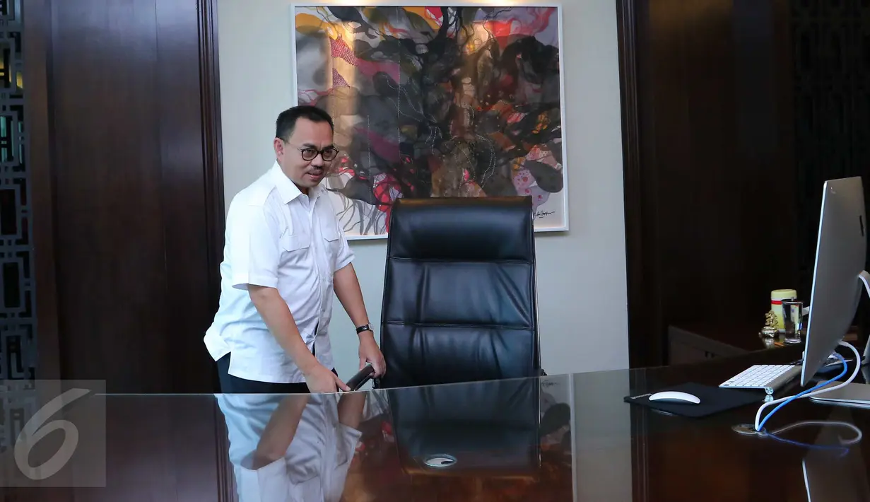 Sudirman Said berada di ruang kerjanya sebelum berpamitan dengan jajaran Eselon 1 & Eselon 2 Kementerian ESDM, Jakarta, Rabu (27/7). Sudirman menjadi salah satu menteri yang di-reshuffle dan digantikan oleh Arcandra Tahar (Liputan6.com/Angga Yuniar)