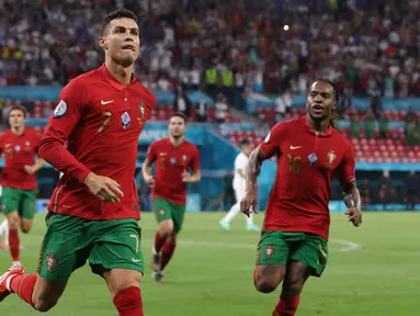 Nama pertama adalah Cristiano Ronaldo. Ia akan menjadi momok menakutkan bagi gawang Makedonia Utara lewat kepiawainnya mencetak gol. Musim ini, penyerang 37 tahun tersebut berhasil menyarangkan 18 gol dari 32 penampilannya bersama Manchester United. (AFP/Bernadett Szabo)
