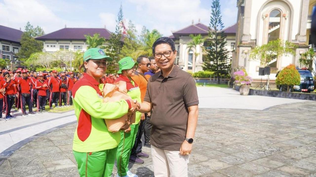 Tahukah Anda 1.179 Paket Sembako Diserahkan? Apresiasi Pemkab Badung untuk Petugas Penanganan Banjir