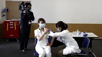 Seorang pekerja medis menerima dosis vaksin virus corona COVID-19 di Tokyo Medical Center, Tokyo, Jepang, Rabu (17/2/2021). Jepang memulai kampanye vaksinasi COVID-19 dengan suntikan COVID-19 pertama diberikan kepada petugas kesehatan. (Behrouz Mehri/Pool Photo via AP)