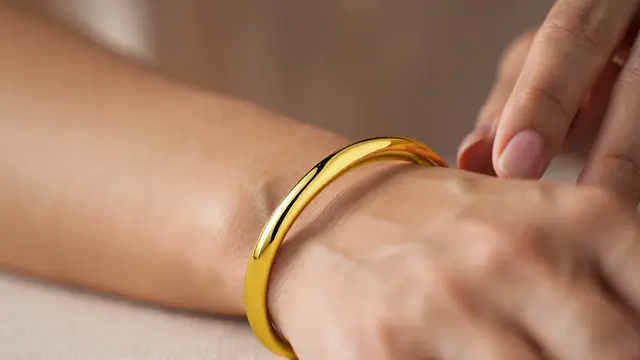 Model Gelang Emas Polos Klasik Cocok untuk Investasi Jangka Panjang (AI)