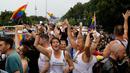 Ekspresi para pendukung LGBT saat menari di atas truk ketika parade ‘Gay Pride’ di Berlin, Jerman, Sabtu (22/7). Pernikahan sesama jenis di Jerman diperbolehkan terhitung mulai Oktober 2017. (AP/Markus Schreiber)