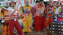 Sejumlah badut komunitas Aku Badut Indonesia menghibur anak-anak di pengungsian korban kebakaran di Jalan Kemang Utara IX, Jakarta Selatan, Rabu (18/8/2021). Dengan memberi hiburan, diharap anak-anak dapat melupakan kesedihan dan keresahan yang mereka alami pascakebakaran. (merdeka.com/Imam Buhori)