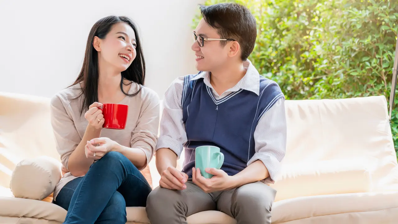 perempuan dan pasangan 1 juli saling bersama