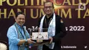 Ketua Komisi Pemilihan Umum (KPU), Hasyim Asy'ari (kanan) bersama Ketua Partai Gelombang Rakyat (Gelora) Indonesia, Anis Matta di Gedung KPU, Jakarta, Minggu (7/8/2022). Ketua KPU Hasyim Asy'ari mengatakan, calon peserta pemilu wajib menyerahkan surat pendaftaran dan dokumen persyaratan secara lengkap. Ketentuan ini berdasarkan Undang-Undang Nomor 7 Tahun 2017 tentang Pemilihan Umum. (Liputan6.com/Helmi Fithriansyah)