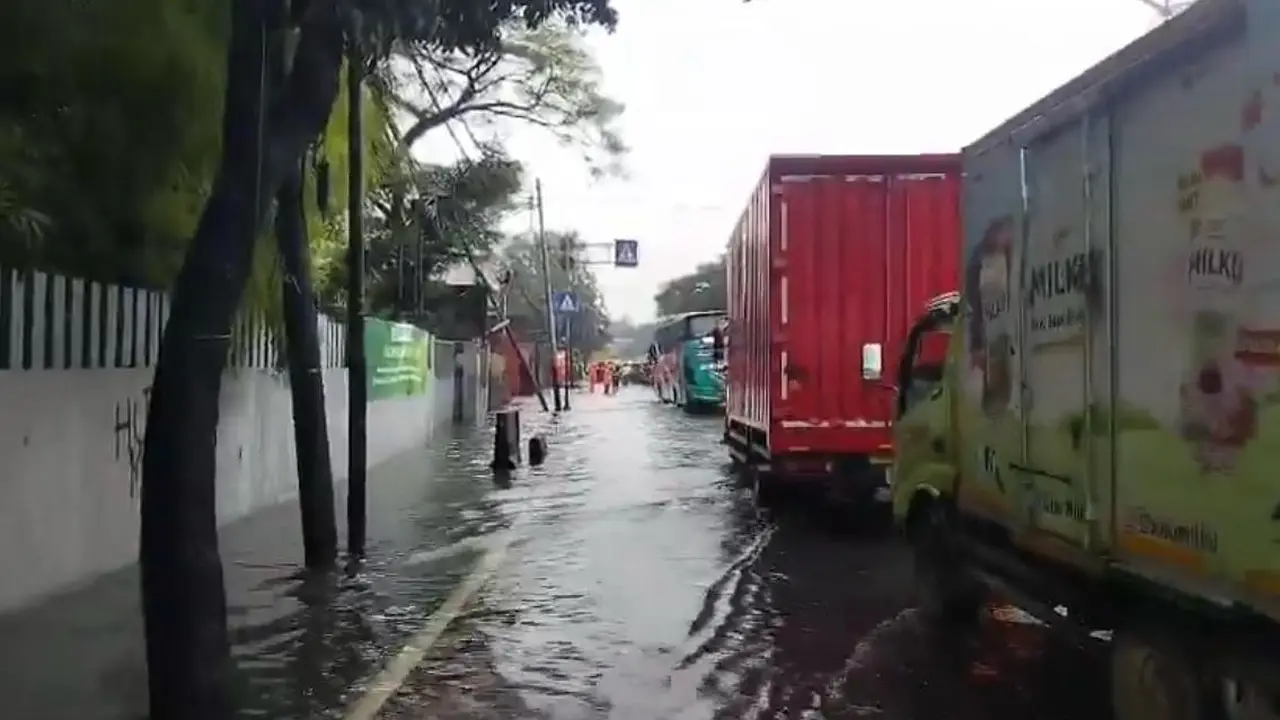 Ruas Jalan Daan Mogot, Jakarta Barat banjir akibat hujan yang mengguyur pada Kamis (22/1/2026) pagi.