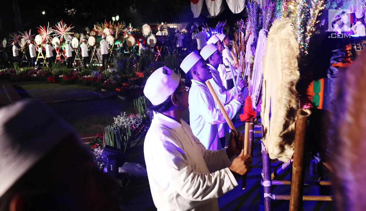 Peserta mengikuti Festival Pukul Beduk dan Gema Takbir 2017 di Balai Kota, Jakarta, Sabtu (24/6). Kegiatan tersebut bertujuan untuk merayakan Hari Raya Idul Fitri 1438H. (Liputan6.com/Angga Yuniar)