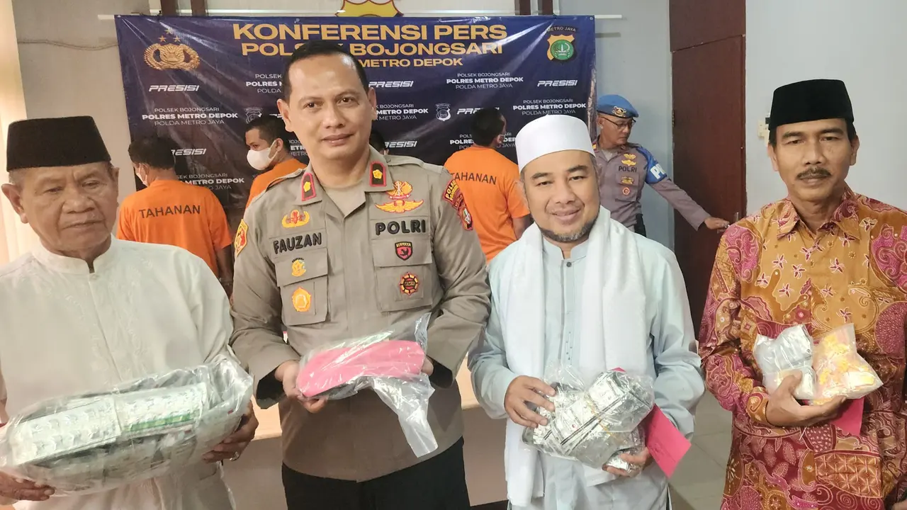 Kapolsek Bojongsari, Kompol Fauzan Tohari bersama tokoh agama dan masyarakat memperlihatkan ribuan butir obat daftar G di Polsek Bojongsari.