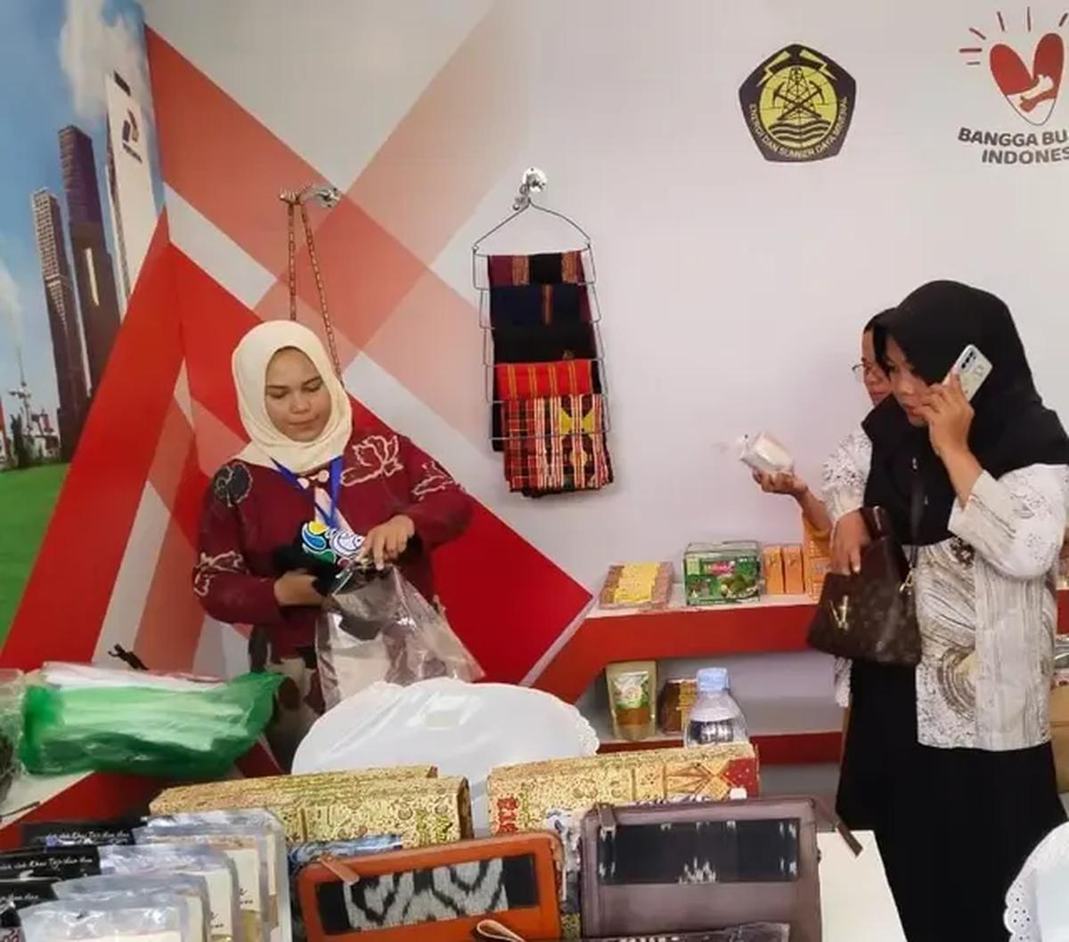 "China itu udah mulai canggih, misalkan dia beli produk dari Jiniso, terus dia kirim ke Cina supaya dari sana dia bisa buat sedemikian rupa sejenis mereka," tambahnya.